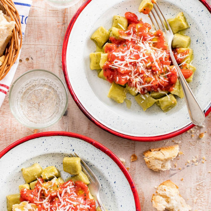 Ñoquis de arvejas con salsa de tomates cubeteados