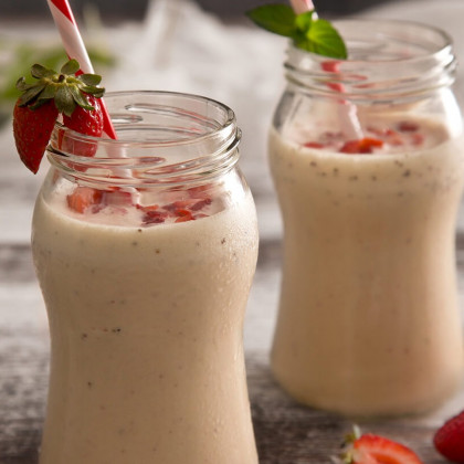 Smoothie refrescante de frutilla a base de helado y mermelada