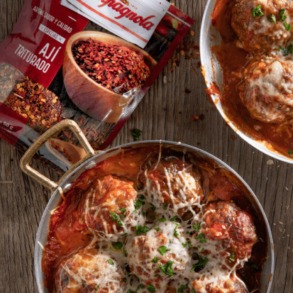 Albóndigas rellenas, acompañadas con arroz