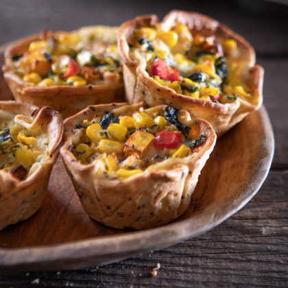 Canastitas de masa integral de choclo en grano y choclo cremoso, cebolla, espinaca y queso