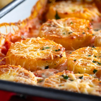 Ñoquis de sémola gratinados con salsa rosa
