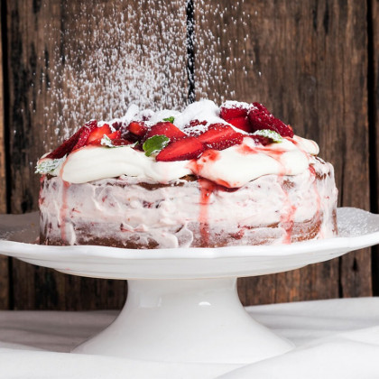 Bizcochuelo relleno con mermelada de frutillas