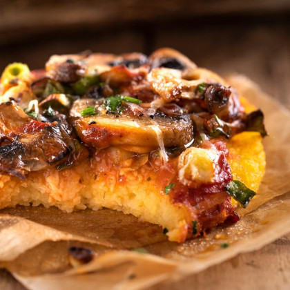 Mini pizzetas de base de polenta con hongos y cebolla de verdeo