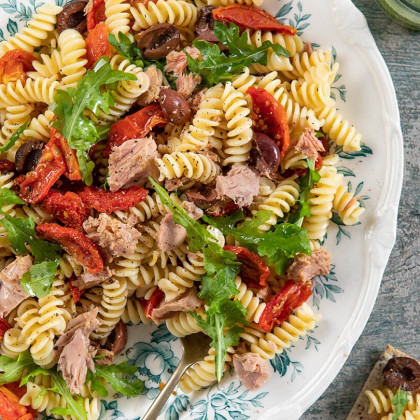 Ensalada de atún con pasta, olivas, tomates secos y rúcula