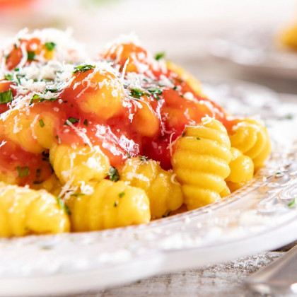 Ñoquis integrales de calabaza con salsa de tomates y hierbas