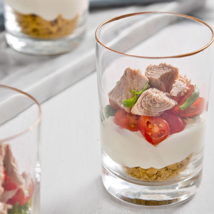 Copitas de atún, tomates cherry, albahaca, queso blanco y nachos