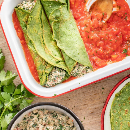 Canelones rellenos de ricotta, jamón, queso y tomates cubeteados gratinados con crema de leche y salsa pomarola