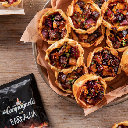 Canastitas de carne, cheddar y salsa barbacoa