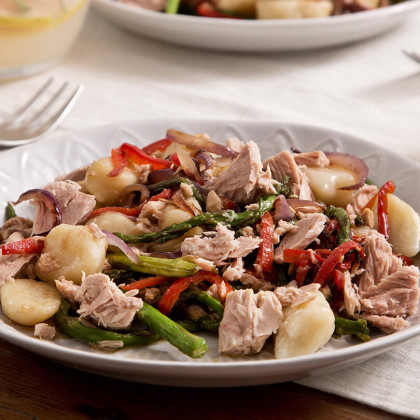 Ñoquis de papa con atún, espárragos, morrones, cebolla morada y aceite de oliva