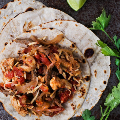Tacos de pollo y carne