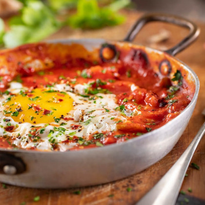 Huevos al horno con puré de tomates