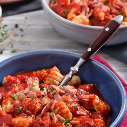 Ñoquis de papa con Parmesano, salsa de tomate, cebolla y panceta
