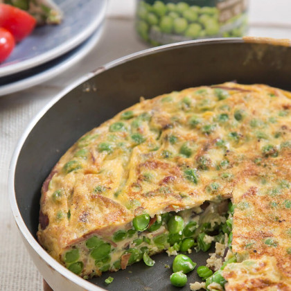 Tortilla española con jamón, cebolla y arvejas