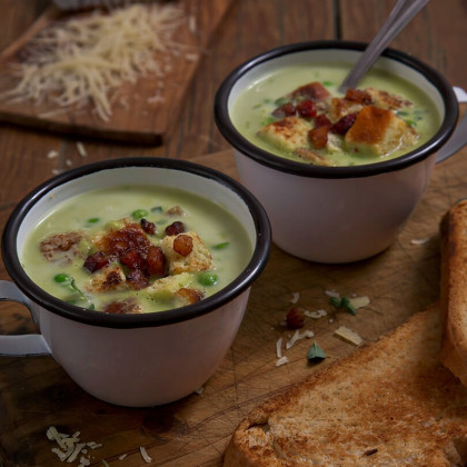 Sopa crema de arvejas casera con croûtons y panceta