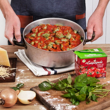 Ñoquis de albahaca con tomate, oliva y queso