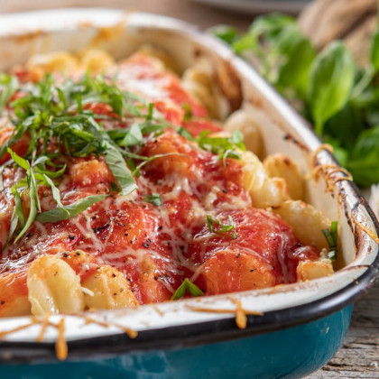 Ñoquis de papa con salsa de tomates y hojas frescas de albahaca