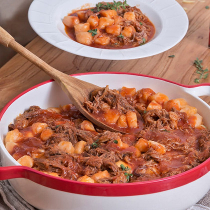 Ñoquis de calabaza en salsa con carne desmechada