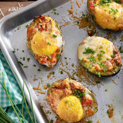 Palta rellena con tomates cubeteados, queso huevo y perejil