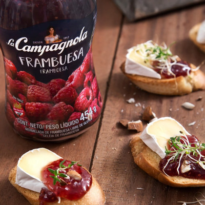 Bruschettas agridulces con Camembert y mermelada de frambuesa