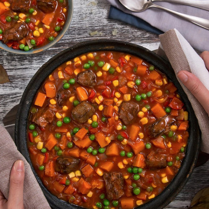 Guiso invernal de carne con choclo, calabaza, morrones, cebolla, tomate y arvejas