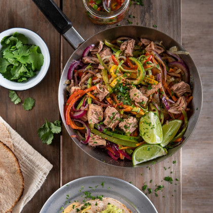Fajitas de atún con cebolla y palta