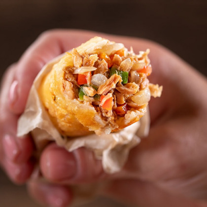 Empanada de atún, con morrón rojo, verde y cebolla, estilo oriental