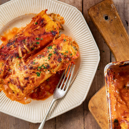 Canelones caseros de atún, espinaca y ricotta, gratinados con salsa pomarola y crema
