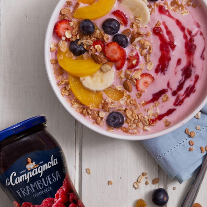Yogur con frutas frescas, granola y mermelada de frambuesa